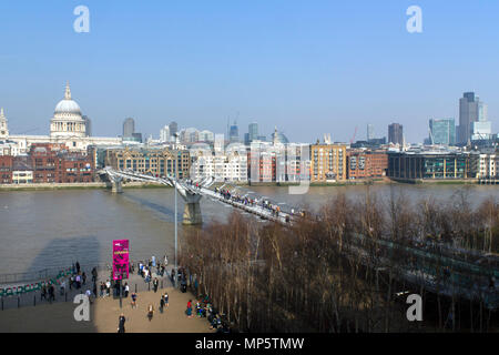 Londres, Royaume-Uni - 23rd mars 2012 : le soleil de printemps encourage les visiteurs et les Londoniens à traverser la Tamise à pied en passant par le seul Millenium Bridge. Le Millennium Bridge est un pont suspendu traversant la Tamise à Londres, il relie Bankside à la ville. Banque D'Images