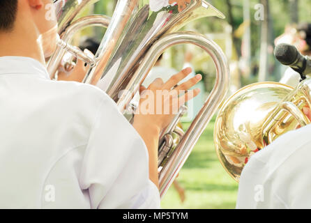 Close up musicien soufflant le tuba au concert en plein air. Banque D'Images