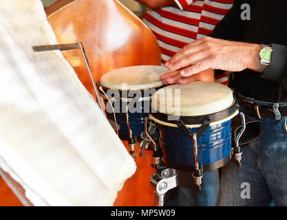 Musicien cubain jouer pongo tambour , Trinité , Cuba Banque D'Images