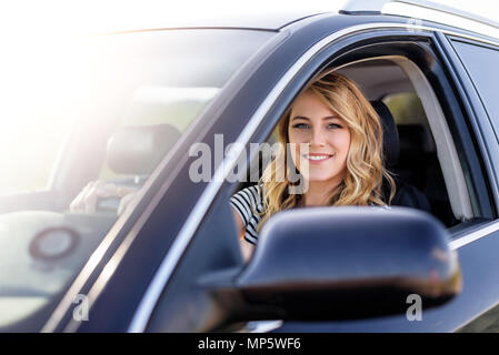 Attractive blonde dans la voiture. Banque D'Images