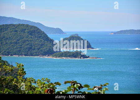 Avis de Belvedere à partir de la plage Felix, Ubatuba, SP. L'île de Prumirim Banque D'Images