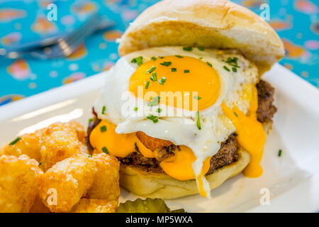 Dazed Breakafast Burger avec oeuf close up Banque D'Images