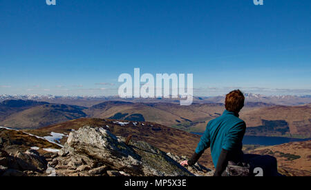 De plus, Ben sommet des Trossachs, un male hiker repose et s'intéresse à la vue des Highlands écossais Banque D'Images