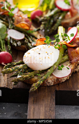 Les asperges et lard bruschetta avec œuf poché Banque D'Images