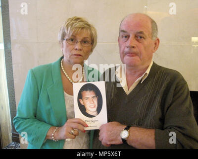 Breege Quinn et Stephen Quinn, les parents de Paul Quinn victime de meurtre. Banque D'Images