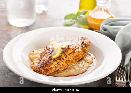 Grits avec du poisson frit Banque D'Images