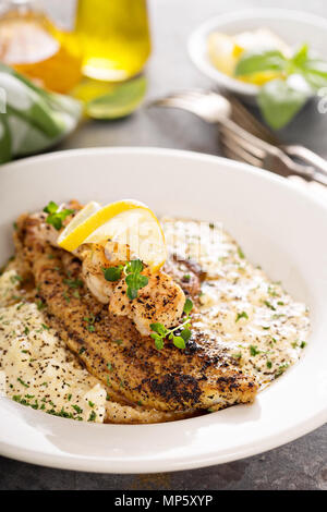 Grits avec du poisson frit et de la crevette Banque D'Images