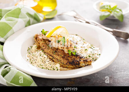 Grits avec du poisson frit et de la crevette Banque D'Images