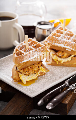 Waffle, œuf frit et sandwich de poisson Banque D'Images