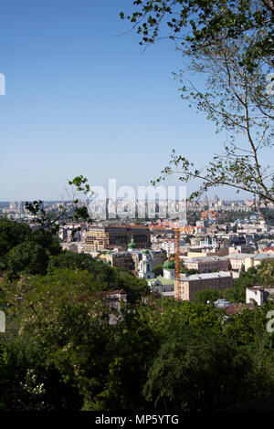 La ville de Kiev à partir d'une vue sur la colline du parc dans une journée de printemps ensoleillée Banque D'Images