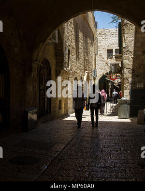 Jérusalem, Israël - 11 mai 2018 : les populations locales dans l'ancienne cobblestone alley dans le quartier juif de Jérusalem Vieille Ville.Israël Banque D'Images