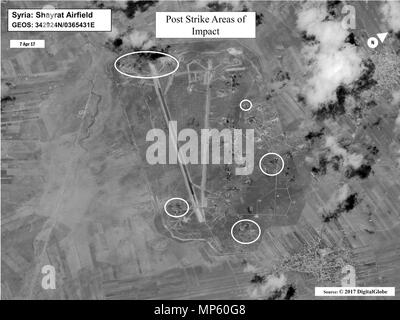 L'évaluation des dommages de bataille de l'image Shayrat d'aviation, la Syrie, après les frappes de missiles Tomahawk Land Attack 7 avril 2017 à partir de l'USS Ross (DDG 71) et USS Porter (DDG 78), de la classe Arleigh Burke destroyers lance-missiles. Les États-Unis ont tiré des missiles Tomahawk en Syrie en représailles pour le régime de Bachar Assad en utilisant des agents neurotoxiques pour attaquer son propre peuple. Banque D'Images