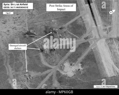 L'évaluation des dommages de bataille de l'image Shayrat d'aviation, la Syrie, après les frappes de missiles Tomahawk Land Attack 7 avril 2017 à partir de l'USS Ross (DDG 71) et USS Porter (DDG 78), de la classe Arleigh Burke destroyers lance-missiles. Les États-Unis ont tiré des missiles Tomahawk en Syrie en représailles pour le régime de Bachar Assad en utilisant des agents neurotoxiques pour attaquer son propre peuple. Banque D'Images