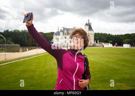 France Château de Chenonceau 23 Juillet 2017 : l'fille prend une photo d'elle-même sur une main tendue sur un téléphone mobile à l'avant caméra en Fra Banque D'Images