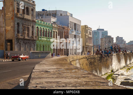 Classic American voitures le long du Malecon de La Havane Cuba Banque D'Images