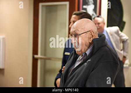 Le Lieutenant-colonel à la retraite Richard E. Cole examine l'actuel Banque D'Images