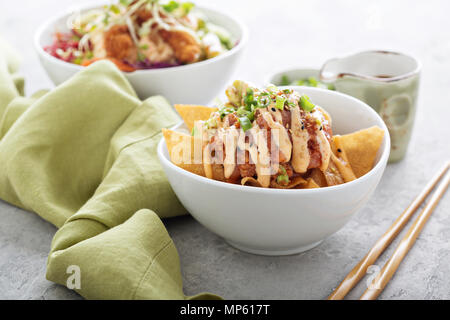 Bol avec Poke fried wonton wrappers Banque D'Images