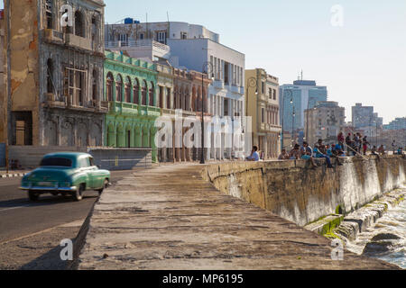 Classic American voitures le long du Malecon de La Havane Cuba Banque D'Images