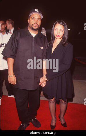 Ice Cube  + Jackson Kim - Ice Cube  + Jackson Kim événement dans la vie d'Hollywood, Californie - Red Carpet Event, USA, Cinéma, Célébrités, photographie, Bestof, Arts, Culture et divertissement, Célébrités, Mode Topix Meilleur de Hollywood, la vie, événement dans la vie d'Hollywood, Californie - Tapis rouge et en backstage, cinéma, télévision, célébrités, célébrités de la musique, Topix Bestof, Arts, Culture et divertissement, vertical, une seule personne, la photographie, les trois quarts, de 1993 à 1999, l'enquête de crédit , tsuni@Gamma-USA.com Tsuni / USA,  = = = Red Carpet Event, USA, Cinéma, Célébrités, photographie, Arts Banque D'Images