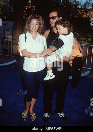 Virginia Madsen .,Antonio Sabato jr  + Jack-Madsen .V.,A.Sabato jr  + Jack-2 événement dans la vie d'Hollywood, Californie - Red Carpet Event, USA, Cinéma, Célébrités, photographie, Bestof, Arts, Culture et divertissement, Célébrités, Mode Topix Meilleur de Hollywood, la vie, événement dans la vie d'Hollywood, Californie - Tapis rouge et en backstage, cinéma, télévision, célébrités, célébrités de la musique, Topix Bestof, Arts, Culture et divertissement, vertical, une seule personne, la photographie, les trois quarts, de 1993 à 1999, l'enquête de crédit , tsuni@Gamma-USA.com Tsuni / USA,  = = = Red Carpet Event, USA, industrie du film, cele Banque D'Images