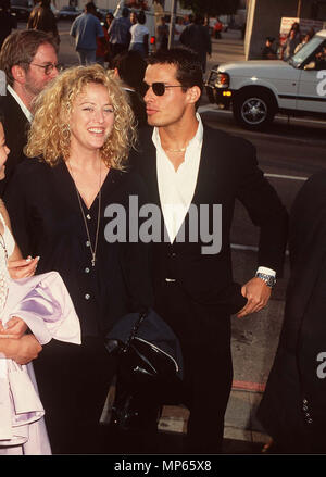 Virginia Madsen .,Antonio Sabato jr  + Jack-Madsen .Virginie et Sabato Ant. Événement dans la vie d'Hollywood, Californie - Red Carpet Event, USA, Cinéma, Célébrités, photographie, Bestof, Arts, Culture et divertissement, Célébrités, Mode Topix Meilleur de Hollywood, la vie, événement dans la vie d'Hollywood, Californie - Tapis rouge et en backstage, cinéma, télévision, célébrités, célébrités de la musique, Topix Bestof, Arts, Culture et divertissement, vertical, une seule personne, la photographie, les trois quarts, de 1993 à 1999, l'enquête de crédit , tsuni@Gamma-USA.com Tsuni / USA,  = = = Red Carpet Event, USA, industrie du film, cel Banque D'Images