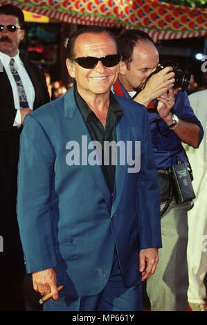 . . . Joe Pesci Joe Pesci - Événement dans la vie d'Hollywood, Californie - Red Carpet Event, USA, Cinéma, Célébrités, photographie, Bestof, Arts, Culture et divertissement, Célébrités, Mode Topix Meilleur de Hollywood, la vie, événement dans la vie d'Hollywood, Californie - Tapis rouge et en backstage, cinéma, télévision, célébrités, célébrités de la musique, Topix Bestof, Arts, Culture et divertissement, vertical, une seule personne, la photographie, la mode, pleine longueur, de 1993 à 1999 enquête , tsuni@Gamma-USA.com Tsuni Crédit / USA, Joe Pesci événement dans la vie d'Hollywood, Californie - Red Carpet Event, USA, industrie du film, C Banque D'Images