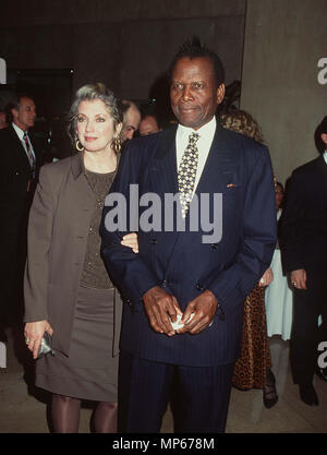 Joanna et Sidney Sidney PoitierPoitier et Joanna -femme événement dans la vie d'Hollywood, Californie - Red Carpet Event, USA, Cinéma, Célébrités, photographie, Bestof, Arts, Culture et divertissement, Célébrités, Mode Topix Meilleur de Hollywood, la vie, événement dans la vie d'Hollywood, Californie - Tapis rouge et en backstage, cinéma, télévision, célébrités, célébrités de la musique, Topix Bestof, Arts, Culture et divertissement, vertical, une seule personne, la photographie, les trois quarts, de 1993 à 1999, l'enquête de crédit , tsuni@Gamma-USA.com Tsuni / USA,  = = = Red Carpet Event, USA, Cinéma, Célébrités, Photograp Banque D'Images