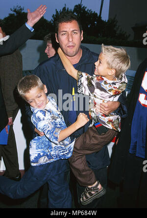Adam Sandler  + Dylan Sprouse  + ColeSandler Adam & les lits enfants événement dans la vie d'Hollywood, Californie - Red Carpet Event, USA, Cinéma, Célébrités, photographie, Bestof, Arts, Culture et divertissement, Célébrités, Mode Topix Meilleur de Hollywood, la vie, événement dans la vie d'Hollywood, Californie - Tapis rouge et en backstage, cinéma, télévision, célébrités, célébrités de la musique, Topix Bestof, Arts, Culture et divertissement, vertical, une seule personne, la photographie, les trois quarts, de 1993 à 1999, l'enquête de crédit , tsuni@Gamma-USA.com Tsuni / USA,  = = = Red Carpet Event, USA, Cinéma, Célébrités, Ph Banque D'Images