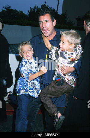 Adam Sandler  + Dylan Sprouse  + ColeSandler Adam +Cole Sprouse Dylan +événement dans la vie d'Hollywood, Californie - Red Carpet Event, USA, Cinéma, Célébrités, photographie, Bestof, Arts, Culture et divertissement, Célébrités, Mode Topix Meilleur de Hollywood, la vie, événement dans la vie d'Hollywood, Californie - Tapis rouge et en backstage, cinéma, télévision, célébrités, célébrités de la musique, Topix Bestof, Arts, Culture et divertissement, vertical, une seule personne, la photographie, les trois quarts, de 1993 à 1999, l'enquête de crédit , tsuni@Gamma-USA.com Tsuni / USA,  = = = Red Carpet Event, USA, Cinéma, Célébrités, Banque D'Images