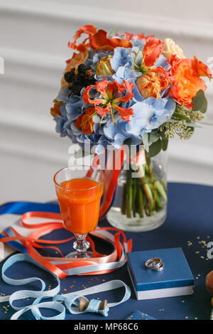 Couleur lumineuse et juteux mariage bouquet fleurs différentes. Bouquet de mariée moderne avec tulipes orange, rouge, bleu Hortensia gloriosa, Calla et BlackBerry. Le petit déjeuner Banque D'Images