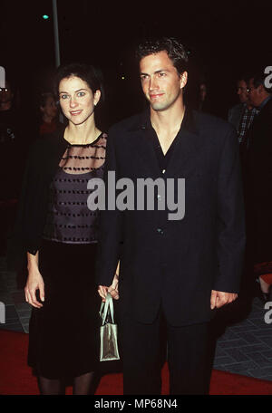 Andrew Shue & Jennifer -wifeShue Andrew & Jennifer -femme événement dans la vie d'Hollywood, Californie - Red Carpet Event, USA, Cinéma, Célébrités, photographie, Bestof, Arts, Culture et divertissement, Célébrités, Mode Topix Meilleur de Hollywood, la vie, événement dans la vie d'Hollywood, Californie - Tapis rouge et en backstage, cinéma, télévision, célébrités, célébrités de la musique, Topix Bestof, Arts, Culture et divertissement, vertical, une seule personne, la photographie, les trois quarts, de 1993 à 1999, l'enquête de crédit , tsuni@Gamma-USA.com Tsuni / USA,  = = = Red Carpet Event, USA, Cinéma, Célébrités, Photograp Banque D'Images