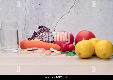 Des légumes frais, de fruits, d'eau pure, de l'alimentation saine, l'alimentation, de nutrition et de vie fitness concept Banque D'Images
