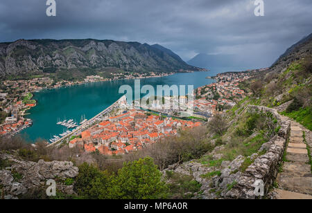 Vue panoramique sur la vieille ville de maisons dans la ville de Kotor, Monténégro Banque D'Images