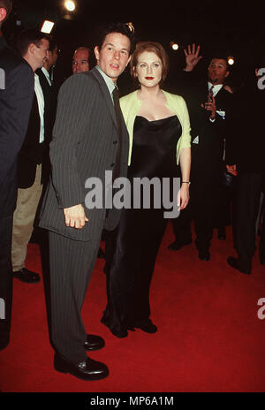 Mark Wahlberg Mark & JulianneWahlberg & Moore Julianne Moore événement dans la vie d'Hollywood, Californie - Red Carpet Event, USA, Cinéma, Célébrités, photographie, Bestof, Arts, Culture et divertissement, Célébrités, Mode Topix Meilleur de Hollywood, la vie, événement dans la vie d'Hollywood, Californie - Tapis rouge et en backstage, cinéma, télévision, célébrités, célébrités de la musique, Topix Bestof, Arts, Culture et divertissement, vertical, une seule personne, la photographie, les trois quarts, de 1993 à 1999, l'enquête de crédit , tsuni@Gamma-USA.com Tsuni / USA,  = = = Red Carpet Event, USA, l'industrie du cinéma, des célébrités, Photo Banque D'Images