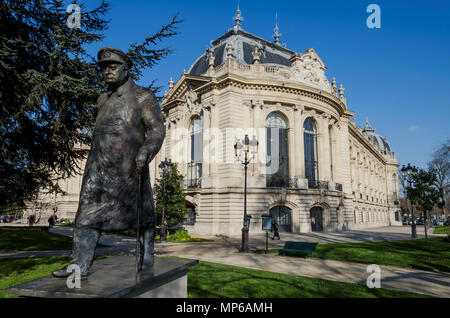 Paris, France : Février 11, 2018 : statue en bronze de Sir Winston Churchill, dans le domaine du Petit Palais. La statue représente Churchill sur sa victoire m Banque D'Images