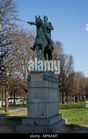 Paris, France : Février 11, 2018 : statue en bronze de Sir Winston Churchill, dans le domaine du Petit Palais. La statue représente Churchill sur sa victoire m Banque D'Images