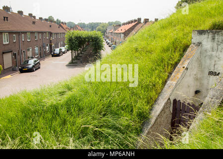 Old world war 2 bunker et vue sur la Groenstraat Willemstad aux Pays-Bas Banque D'Images