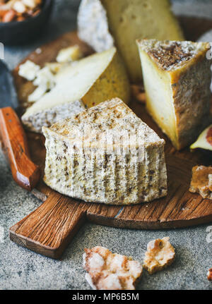 Assortiment de fromages à bord, close-up, composition verticale Banque D'Images