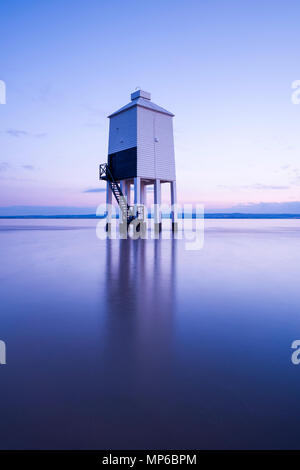 Le phare faible sur la plage à Burnham-sur-mer, surplombant la baie de Bridgwater dans la lumière du crépuscule. Le Somerset, Angleterre. Banque D'Images