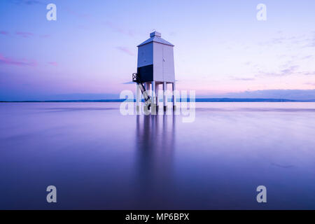 Le phare faible sur la plage à Burnham-sur-mer, surplombant la baie de Bridgwater dans la lumière du crépuscule. Le Somerset, Angleterre. Banque D'Images