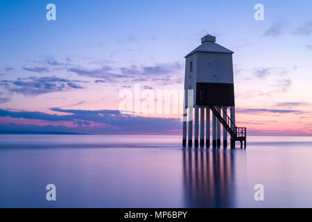 Le phare faible sur la plage à Burnham-sur-mer, surplombant la baie de Bridgwater dans la lumière du crépuscule. Le Somerset, Angleterre. Banque D'Images