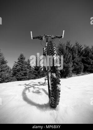 Vue large photo de vtt dans la neige profonde. Montagnes hiver avec road perdu sous la neige. Banque D'Images