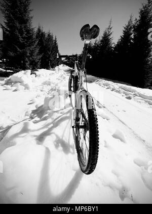 Vue large photo de vtt dans la neige profonde. Montagnes hiver avec road perdu sous la neige. Banque D'Images