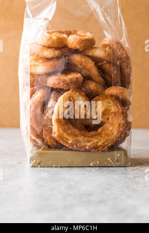 Paquet de biscuits Palmier dans un sac en plastique. Concept de dessert. Banque D'Images