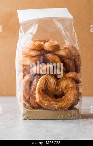 Paquet de biscuits Palmier dans un sac en plastique. Concept de dessert. Banque D'Images