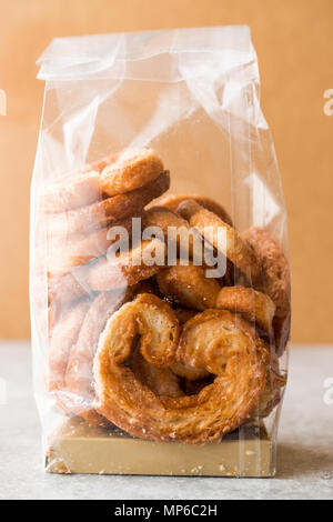 Paquet de biscuits Palmier dans un sac en plastique. Concept de dessert. Banque D'Images