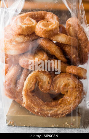 Paquet de biscuits Palmier dans un sac en plastique. Concept de dessert. Banque D'Images