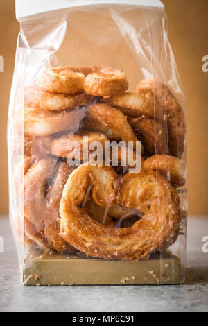 Paquet de biscuits Palmier dans un sac en plastique. Concept de dessert. Banque D'Images