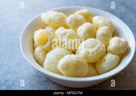 Boule de fromage cuit bio Chips dans un bol. Le fast food. Banque D'Images