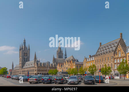 Ypres, Belgique - Mai 20, 2018 : avis de la halle sur la place principale. Banque D'Images